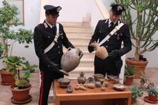 I carabinieri presentano i reperti etruschi sequestrati, trafugati a Cerveteri