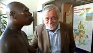 Il paleoantropologo Yves Coppens con la ricostruzione di "Lucy"