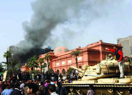 Militari e manifestanti in piazza Tahir davanti al Museo Egizio del Cairo