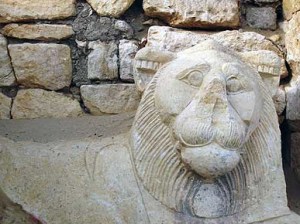 La scultura della dea-leonessa a guardia dell'ingresso