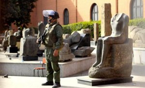 Militari a guardia del Museo Egizio al Cairo