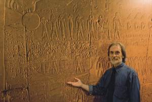Il fotografo Paolo Renier davanti ad alcuni rilievi di Abydo in Egitto