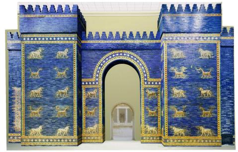 La porta di Ishtar a Babilonia (oggi al Pergamon museum di Berlino) presa a modello a Tol-e Ajori (Iran)