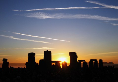 Magiche atmosfere al solstizio d'estate a Stonehenge, nella piana di Salisbury