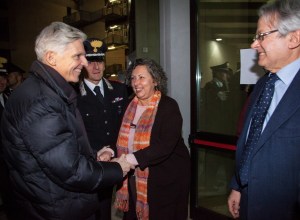 Il ministro Massimo Bray saluta il soprintendente Simonetta Bonomi durante il trasferimento dei Bronzi