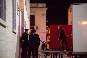 Le casse con i Bronzi caricate sul tir tra le forze dell'ordine