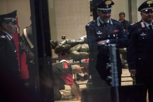 Le fasi di imballaggio dei bronzi di Riace con i tecnici della soprintendenza e del ministero