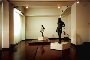 La sala dei Bronzi di Riace al museo della Magna Grecia di Reggio Calabria nell'allestimento prima dei restauri