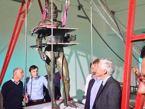 Il ministro Bray assiste al raddrizzamento dei Bronzi di Riace