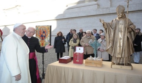 Mons. Liberio Andreatta presenta al Santo Padre i doni da portare in Iraq