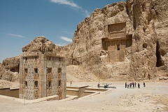 La Kabe-e Zartosht a Naqsh-e Rostam con dietro le tombe reali achemenidi