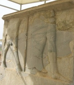 L'uomo-pesce, rilievo sull'accesso al Palazzo S di Pasargade