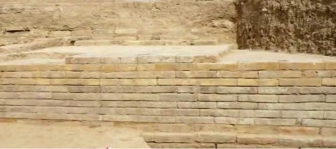 I corsi di mattoni di edificio achemenide ritrovati a Tol-e Ajori