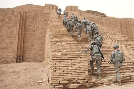 Soldati americani salgono i gradoni della ziggurath di Ur