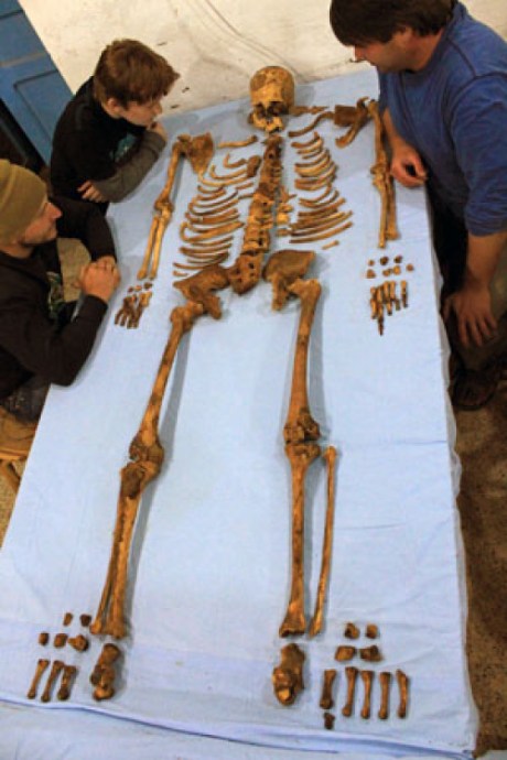 I resti della mummia del faraone Senekbay dal sarcofago già saccheggiato in antico