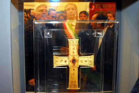 il Crocifisso d'avorio della Cattedrale (XII secolo) recuperato tre anni fa a Parigi dai carabinieri e ora al museo Paleocristiano di Canosa