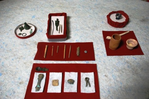 Gruppo di reperti in metallo riconducibili a strumenti chirurgici di un medico romano