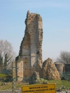 I ruderi del campanile di S, Maria Assunta di Equilo