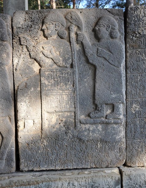 Figure scolpite sulle lastre in pietra da Karatepe (IX-VIII sec. a.C.)