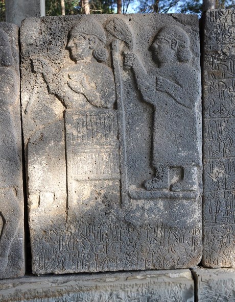 Figure scolpite sulle lastre in pietra da Karatepe (IX-VIII sec. a.C.)