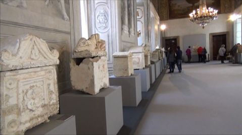 Le 23 urne etrusche del mausoleo dei Cacni esposte nella sala di Augusto al Quirinale