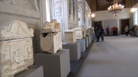 Le 23 urne etrusche del mausoleo dei Cacni esposte nella sala di Augusto al Quirinale