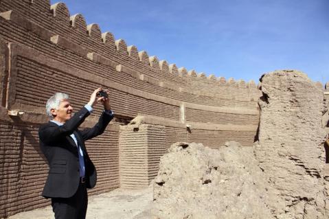 Il ministro Massimo Bray fotografa le rovine della cittadella di Bam in Iran