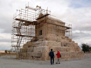 La tomba di Ciro a Pasargade con le impalcature per i restauri