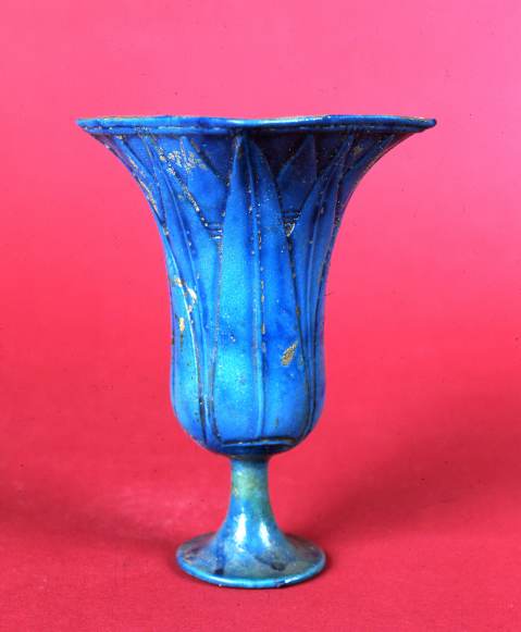 Un calice a forma di fiore di loto risalente al Nuovo Regno esposto ad Alba