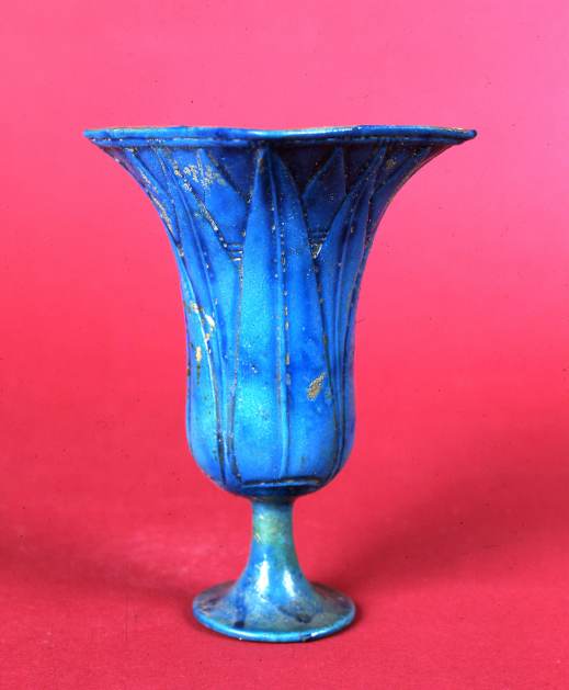 Un calice a forma di fiore di loto risalente al Nuovo Regno esposto ad Alba