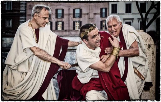 La rievocazione storica dell'assassinio di Giulio Cesare alle Idi di Marzo