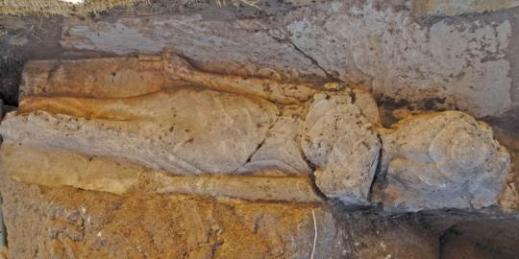 La statua di Iset figlia del faraone Amenofi III, trovata al tempio funerario di Kom al Hitan
