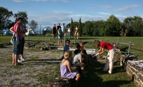 Un laboratorio archeologico con i bambini nell'ambito del progetto PArSJAd