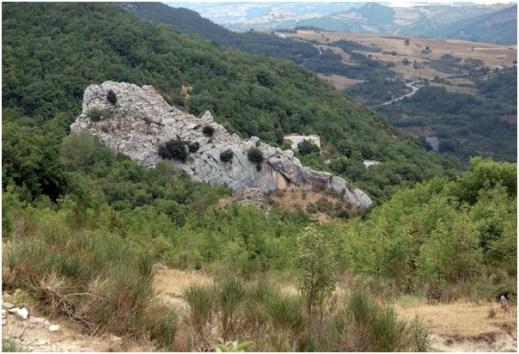 Il riparo sotto roccia Morricone del Pesco dalla valle Serrata dove passa l'antico tratturo