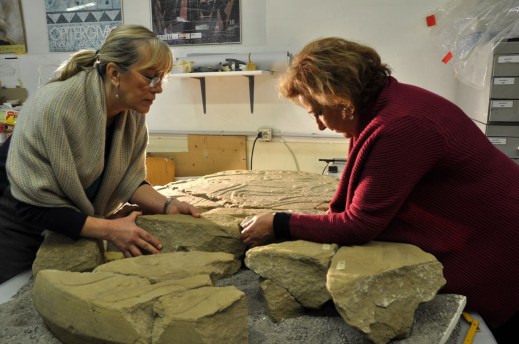 Paola Desantis, a destra, studia con la restauratrice Antonella Pomicetti la stele etrusca scoperta nel sepolcreto di via Saffi a Bologna