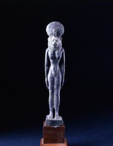 L'imponente statua in quarzo-diorite della dea Sekhmet dal museo egizio di Firenze