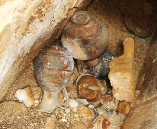 Particolare del corredo ritrovato all'interno della tomba dell'aryballos sospeso