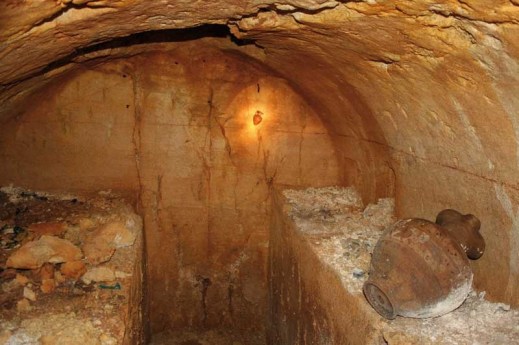 L'interno della tomba dell'aryballos sospeso (si vede appeso sulla parete di testa)