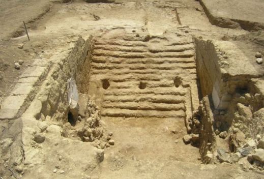 La grande gradinata riportata alla luce negli scavi al tumulo della Regina