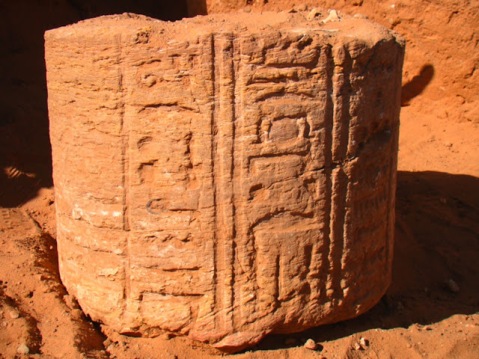 Un rocco di colonna istoriato del tempio perduto di Abu Erteila