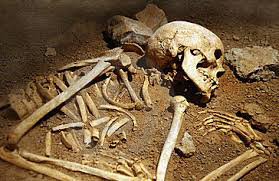 Lo scavo dello scheletro del giovane affetto da tumore 
