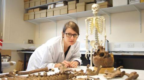 La ricercatrice Michaela Binder al lavoro nei laboratori dell'università di Durham