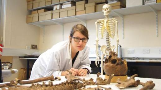 La ricercatrice Michaela Binder al lavoro nei laboratori dell'università di Durham