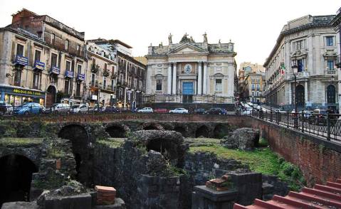 I resti dell'anfiteatro romano di Catania in piazza Stesicoro davanti a S. Agata