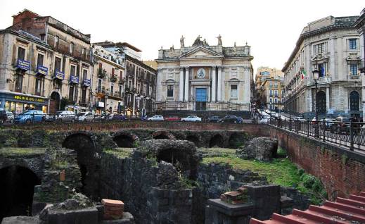 I resti dell'anfiteatro romano di Catania in piazza Stesicoro davanti a S. Agata