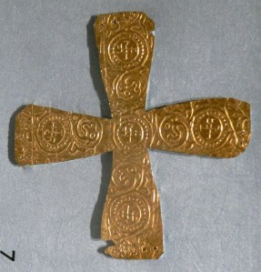 Una crocetta d'oro longobarda che veniva fissata sul velo