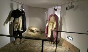 L'allestimento delle tombe longobarde ricostruite in mostra a Fiesole