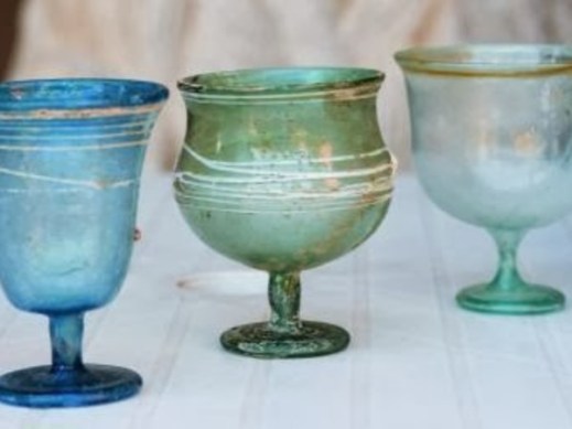 I calici in vetro soffiato esposti al museo Archeologico di Fiesole nella mostra "Fiesole e i longobardi"