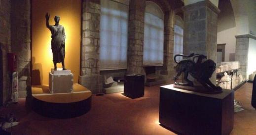 Il suggestivo allestimento della mostra "Seduzione etrusca" a Cortona