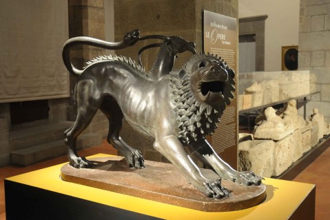 La copia della Chimera dal museo archeologico di Firenze troneggia in mostra